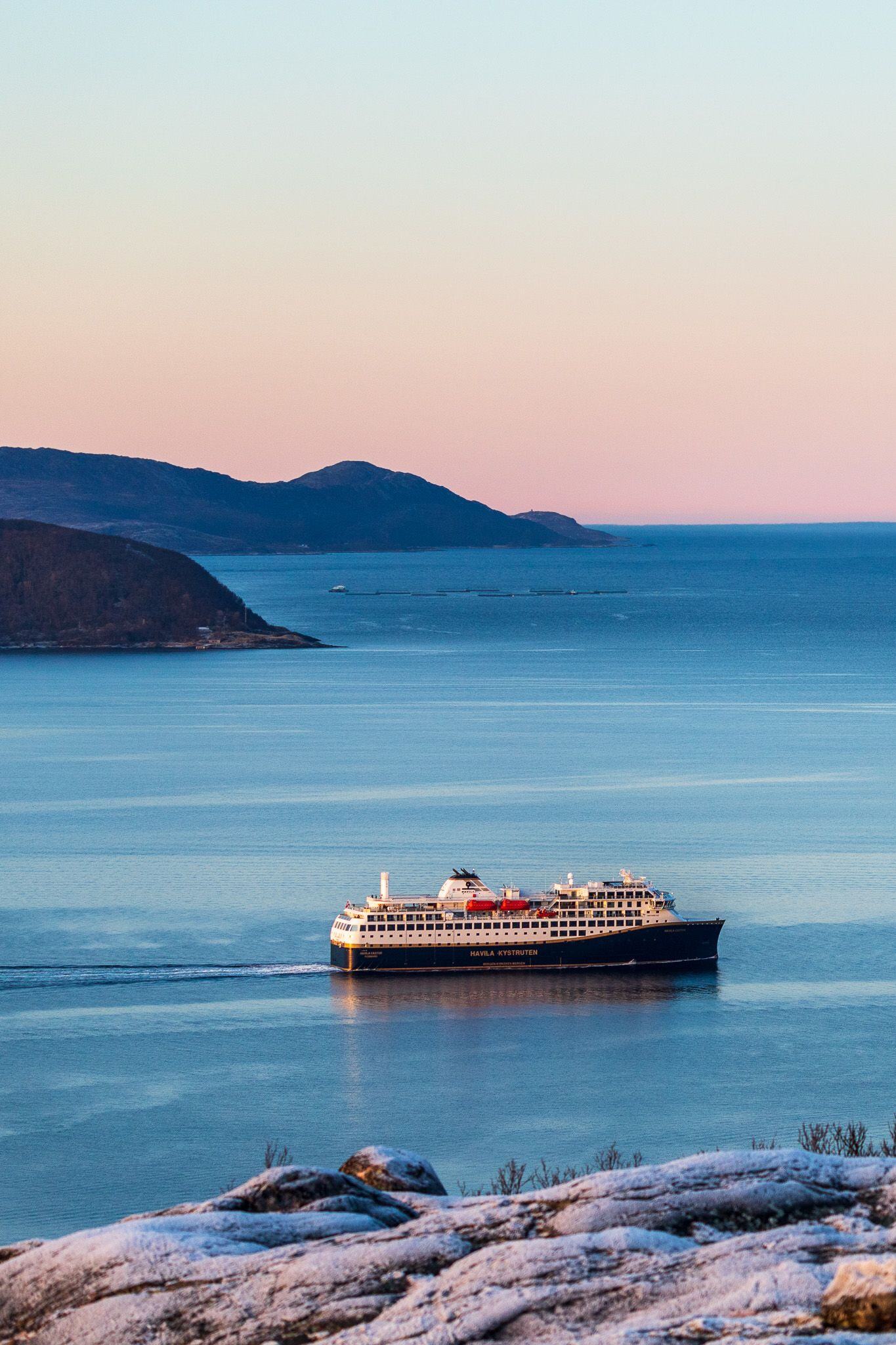 Havila Voyages im Sonnenuntergang.