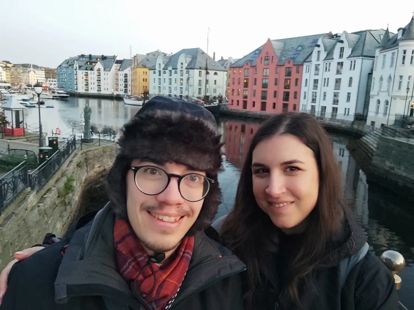 Das Paar macht ein Selfie in Ålesund.