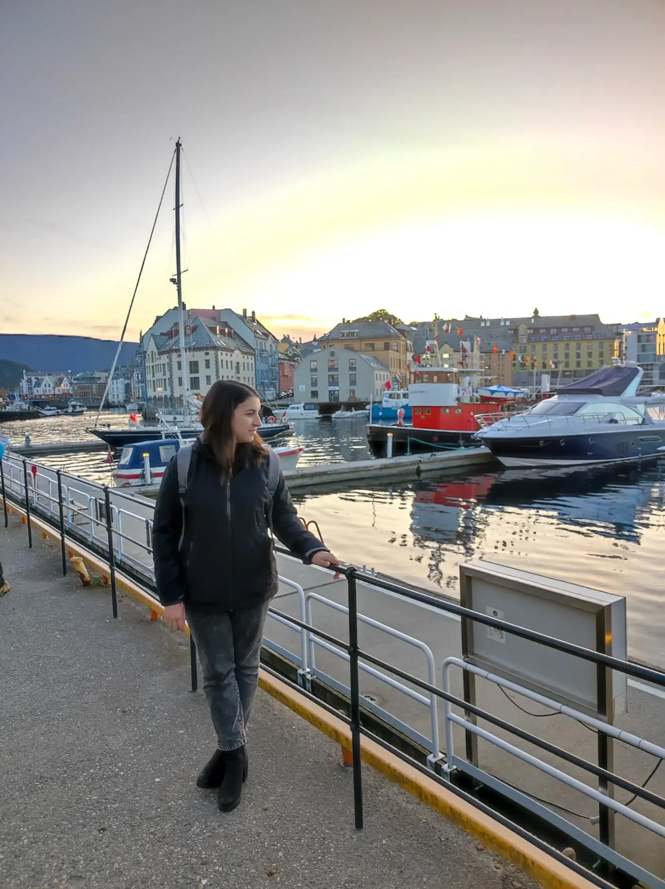 Sabrina blickt auf das Meer in Ålesund.