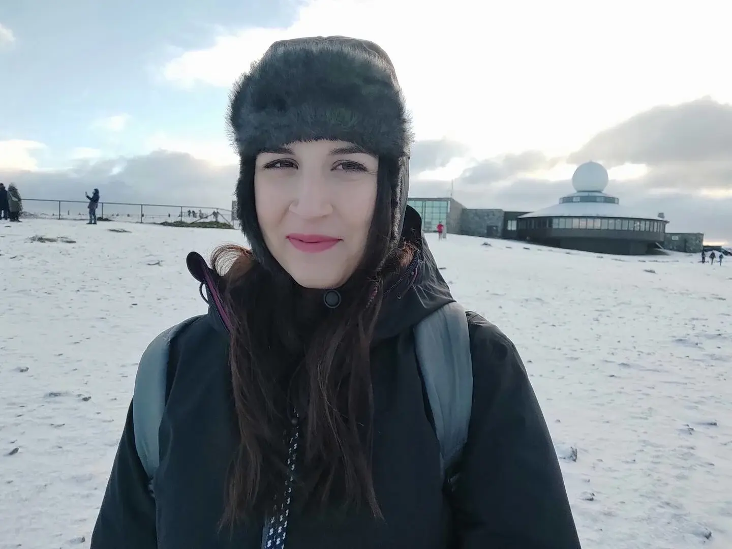 Sabrina lächelt in einer schneebedeckten Landschaft.