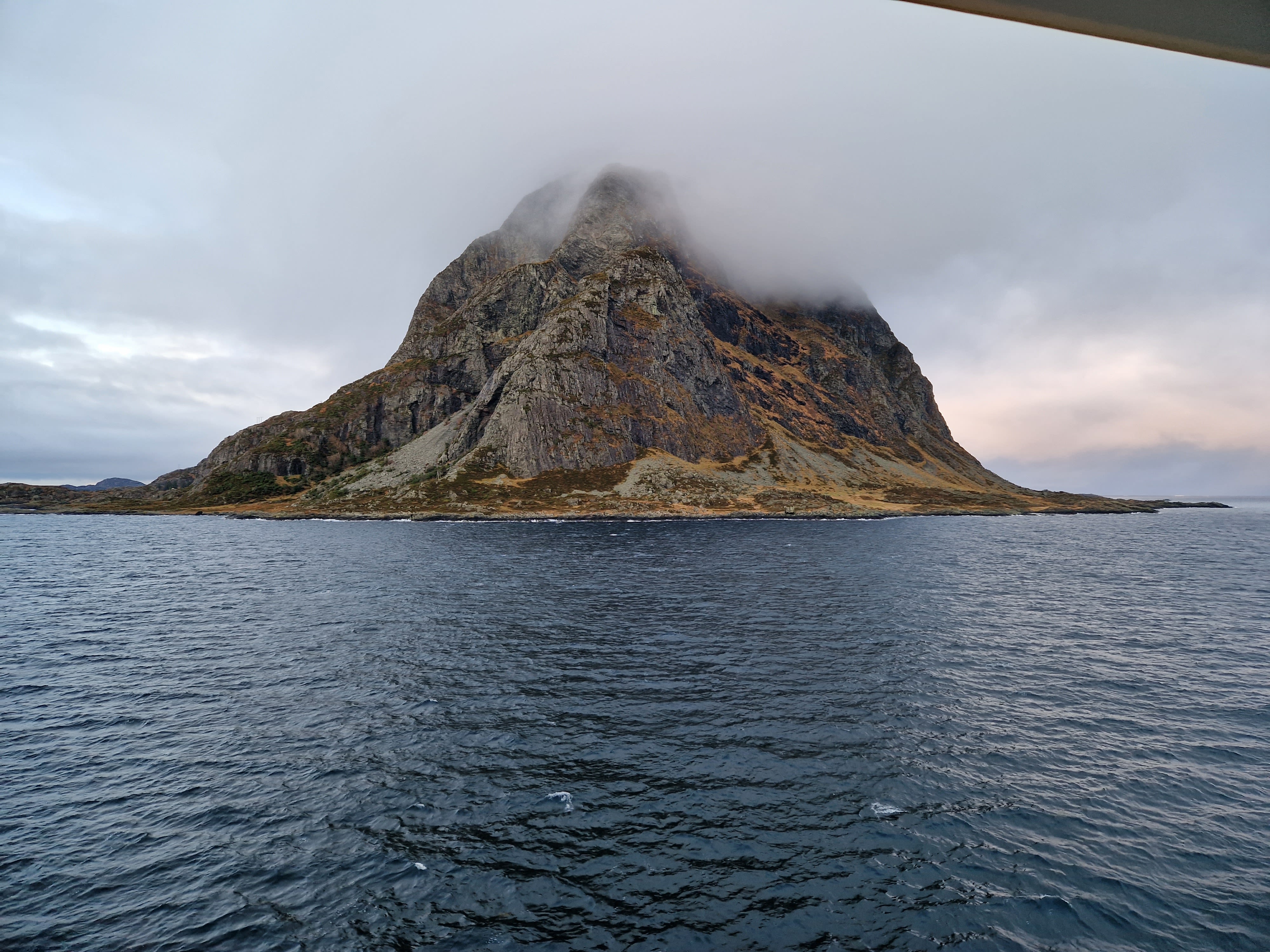 Berg, umgeben von Nebel