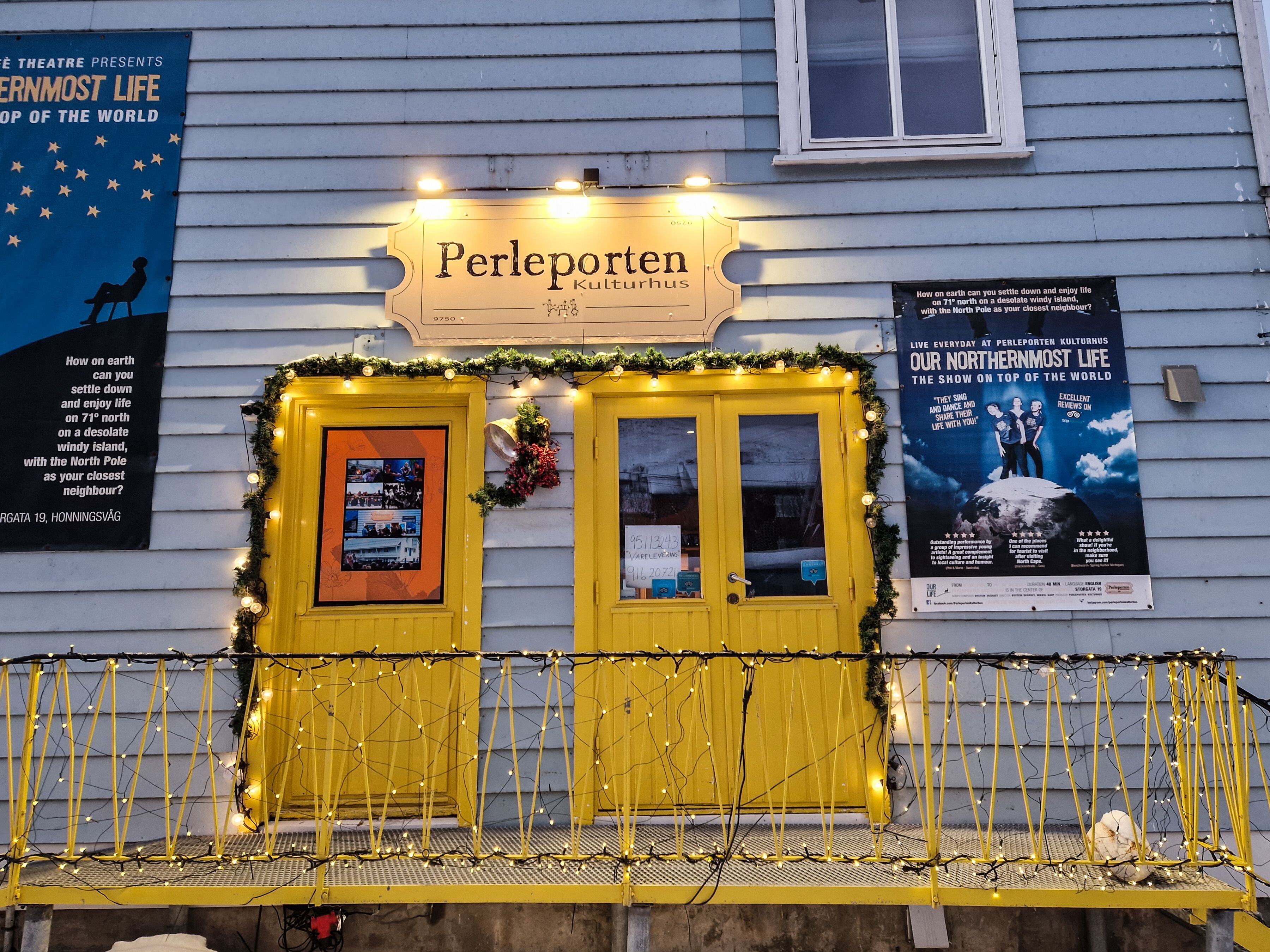 Perleporten - yellow doors and christmas lights