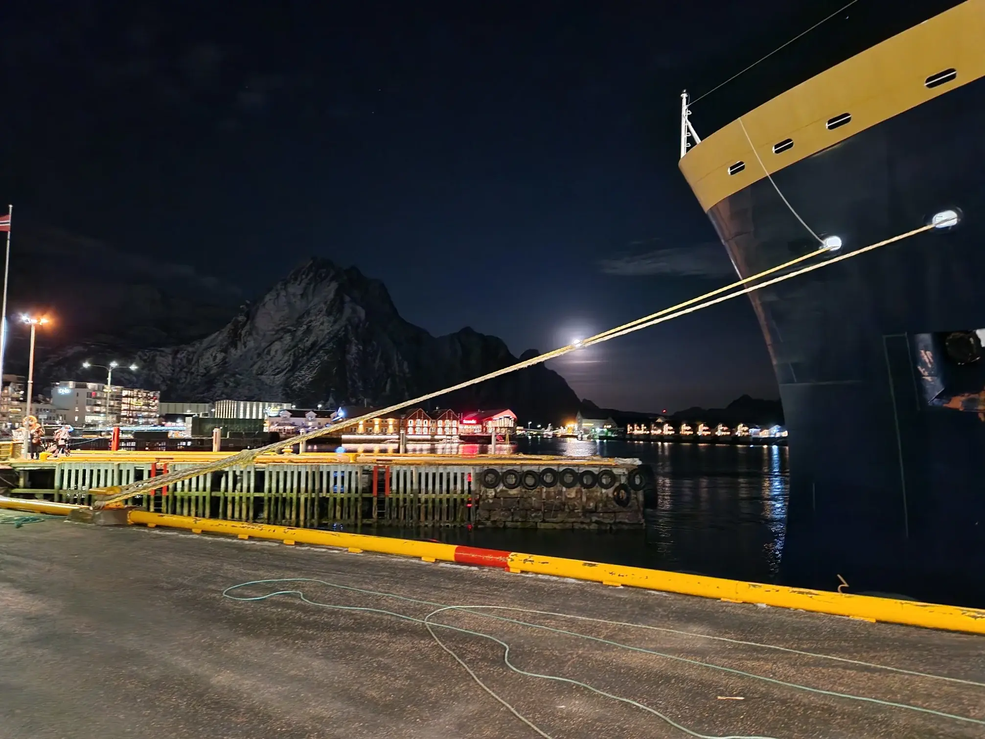 Havila Voyages liegt im Mondlicht vor Anker