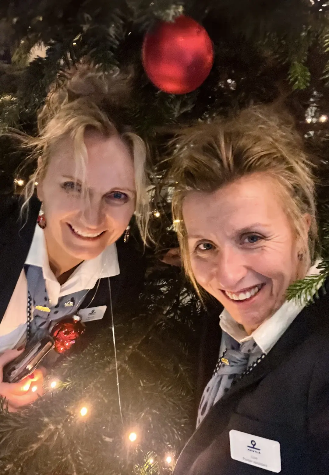 Lise and Veronica by the christmas tree