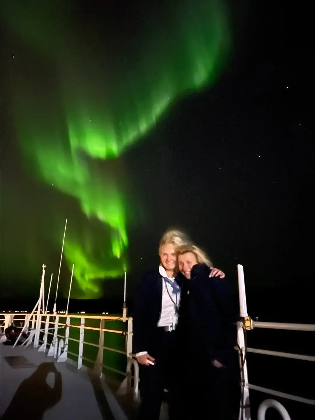 Veronica and Lise under the Northern Lights