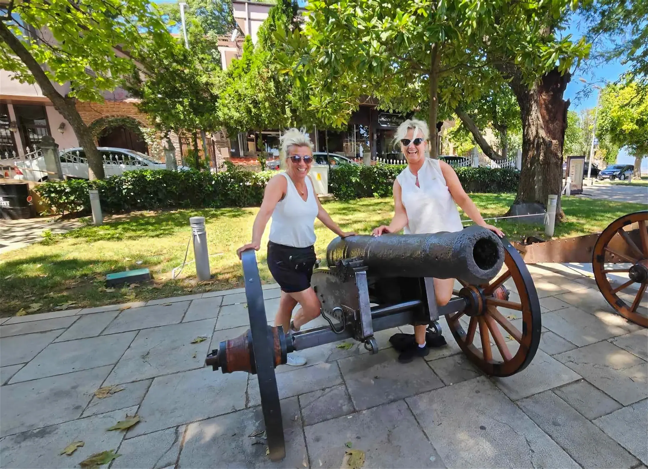 Lise and Veronica by a cannon