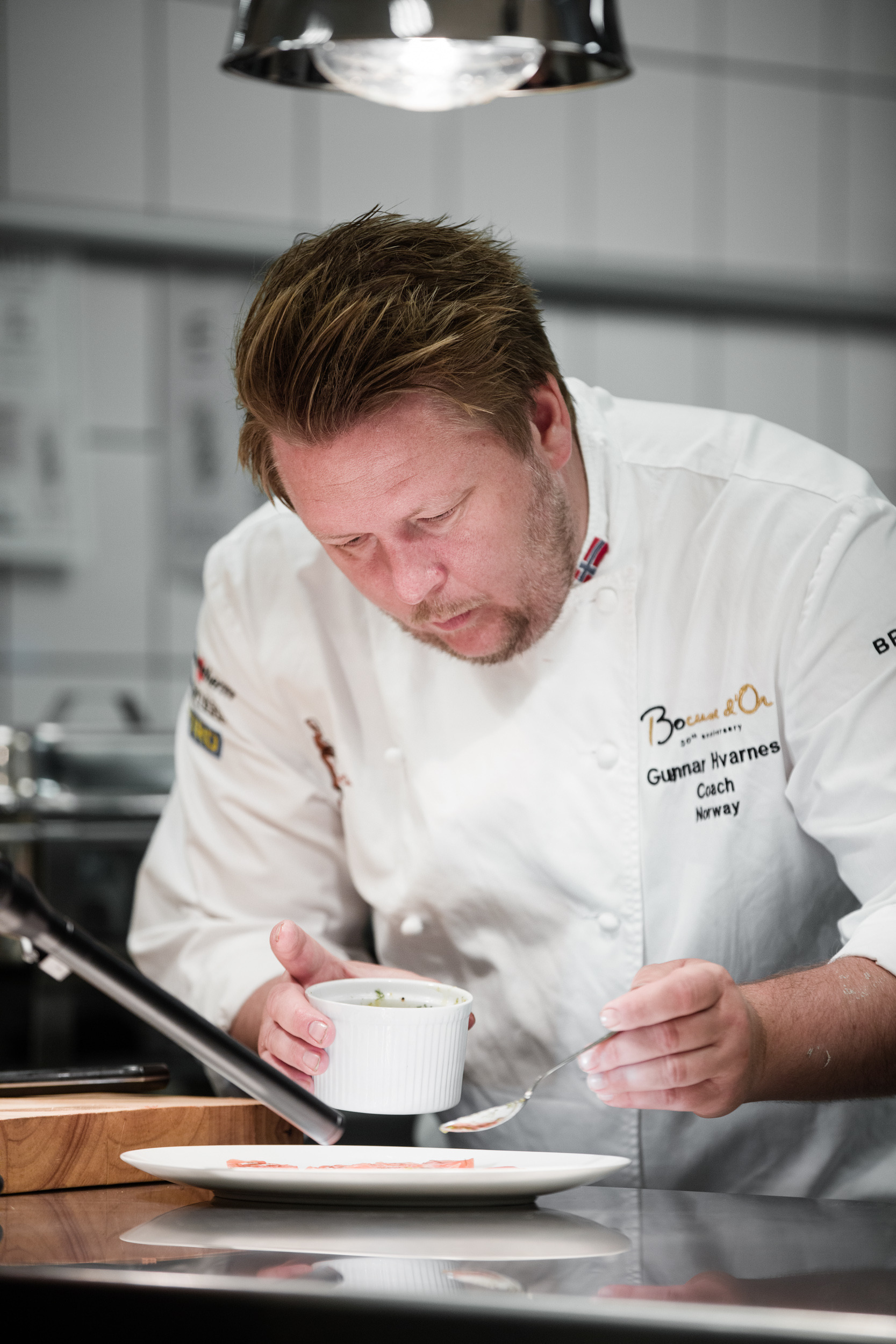 Gunnar Hvarnes preparing a dish