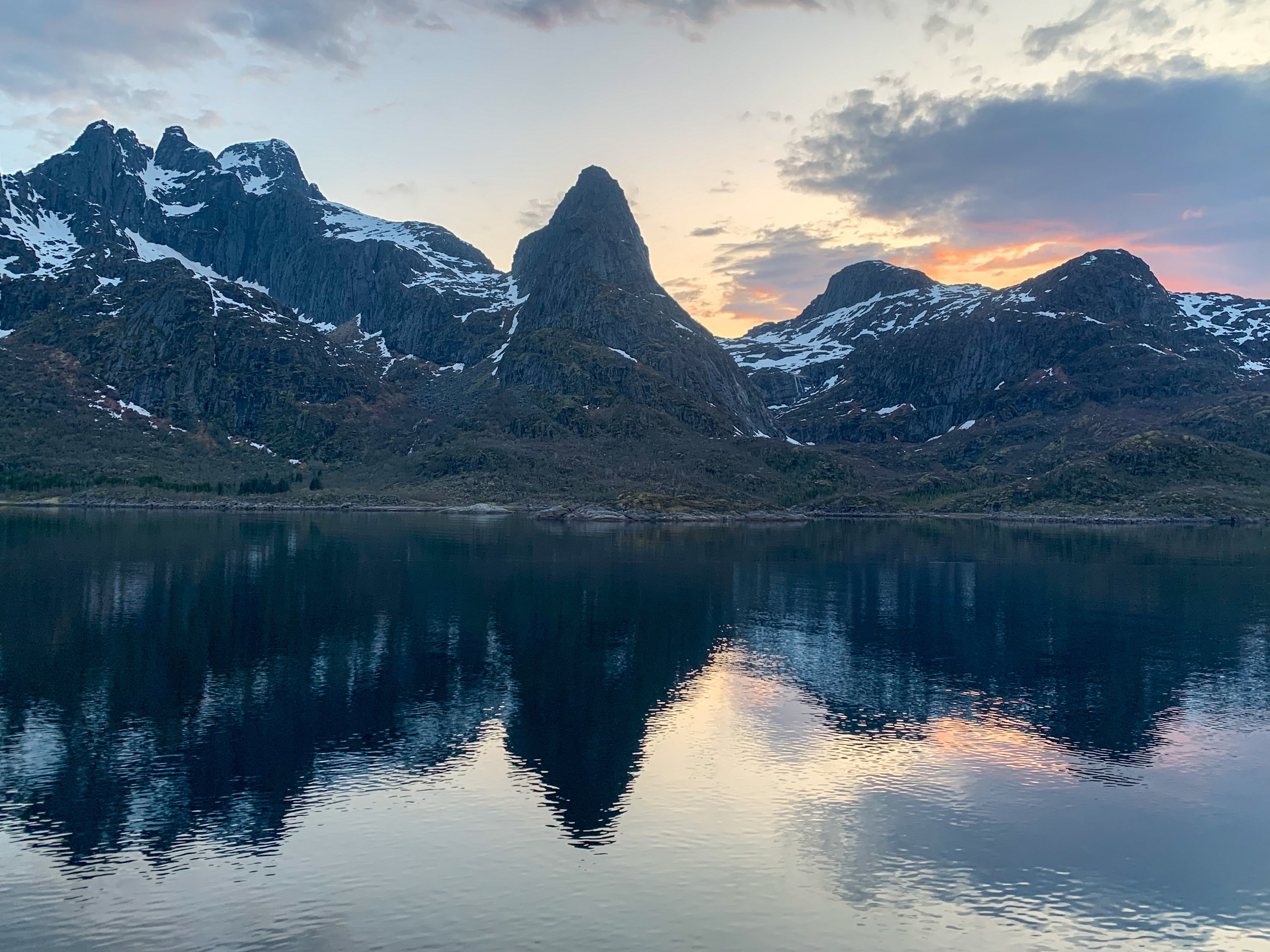 Bratte fjell i solnedgang