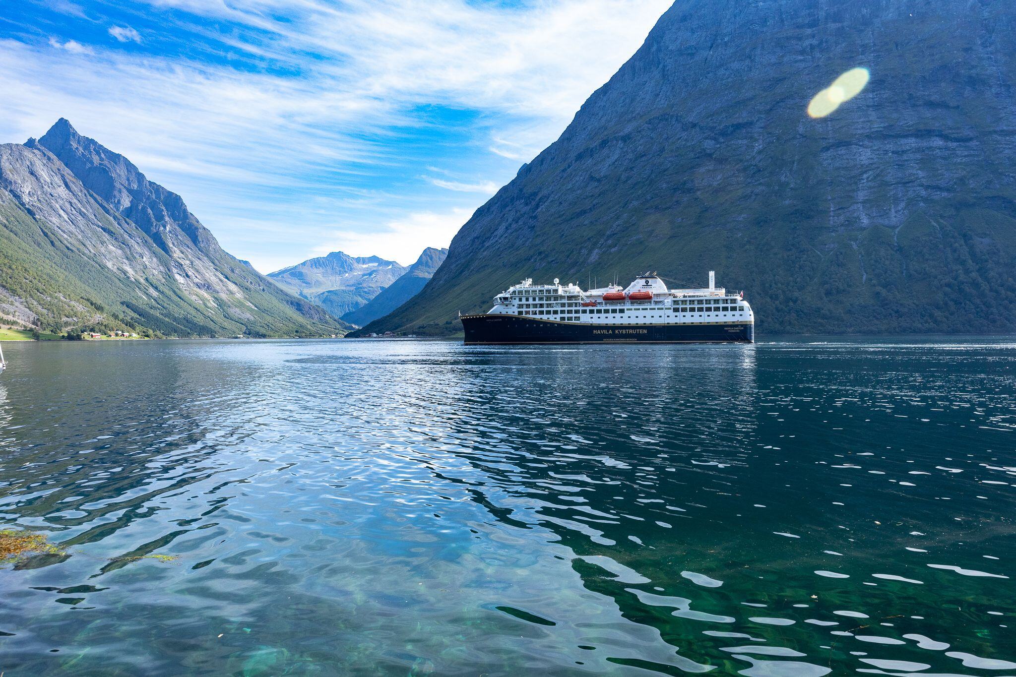 Stille og utslippsfritt inn Hjørundfjorden featured image