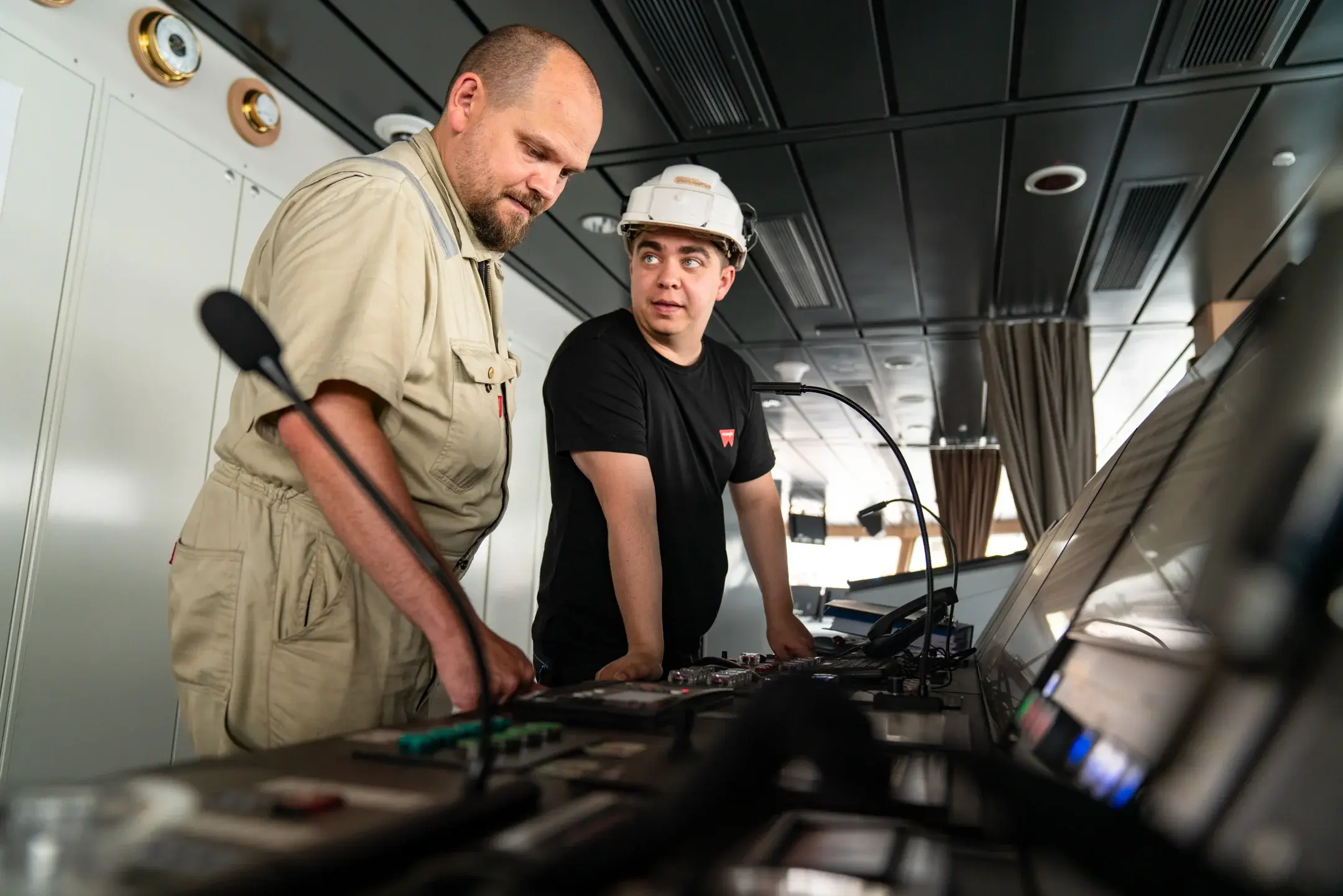 Elektriker und erster Ingenieur auf der Brücke