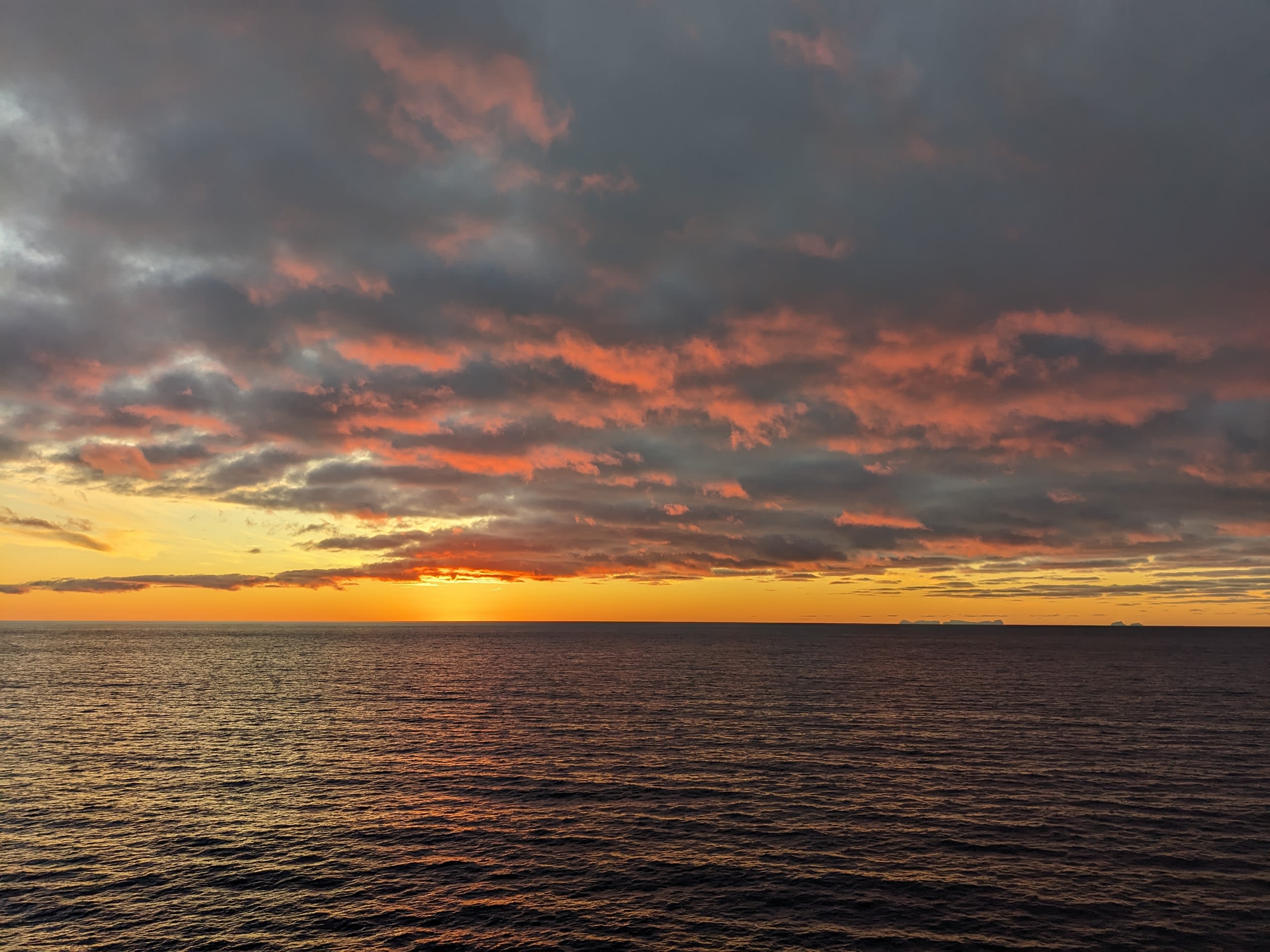 Sonnenuntergang über dem Horizont in Norwegen