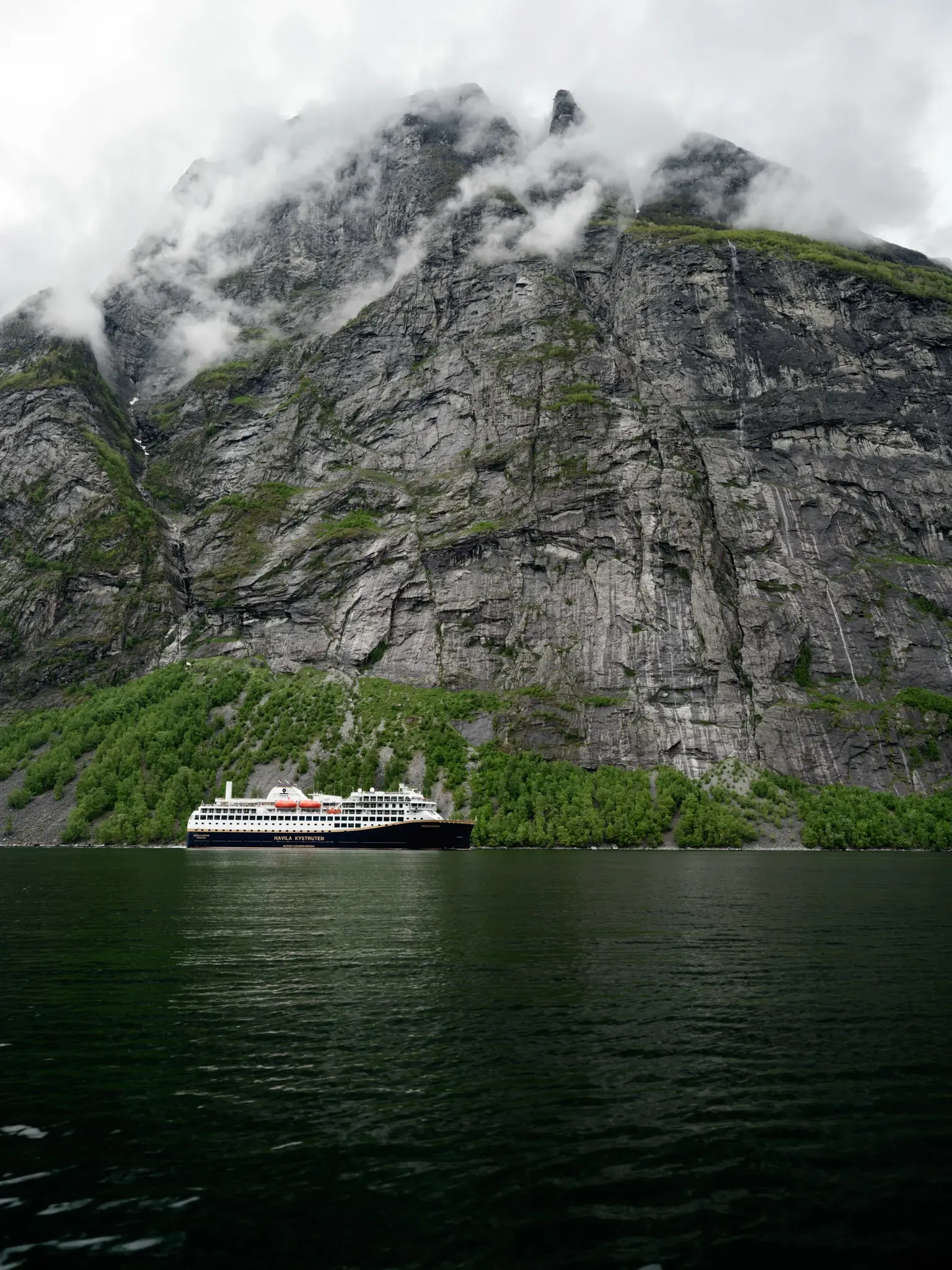 Havila Voyages im Geirangerfjord.